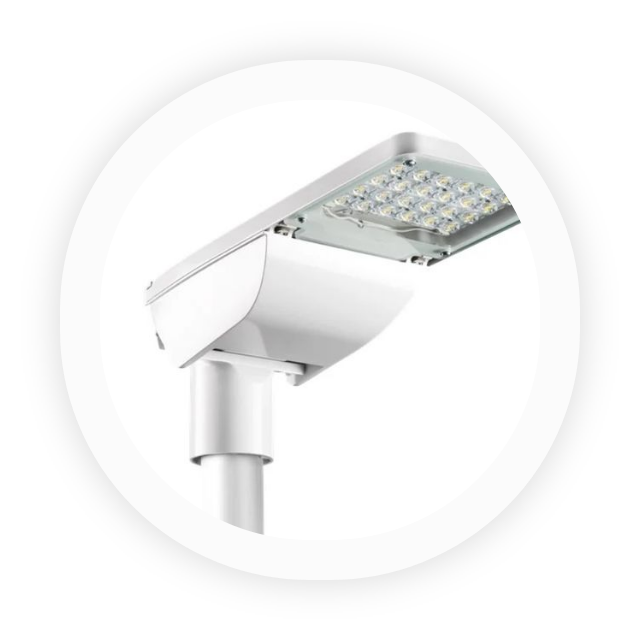 Photographie d'un luminaire LED blanc au design moderne pour l'éclairage urbain et les parkings.