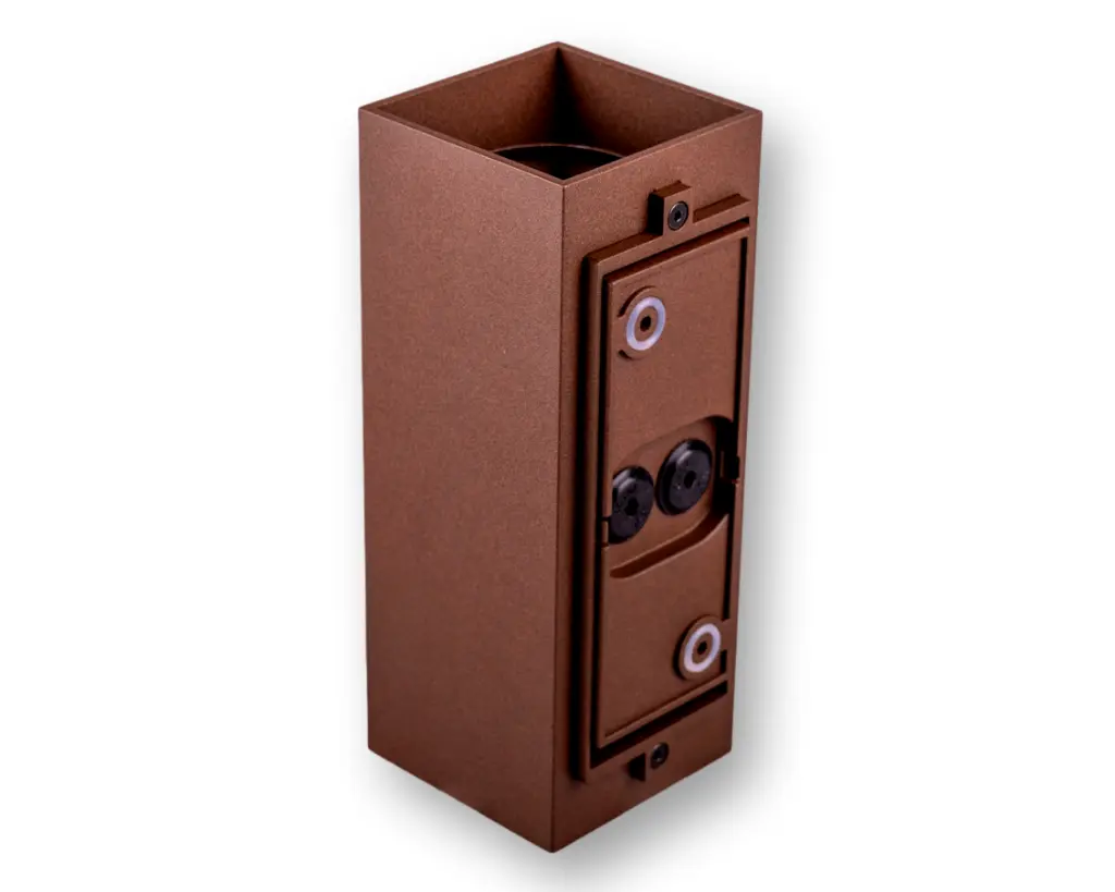 YARD_carre_up&down_rusty_2.webp