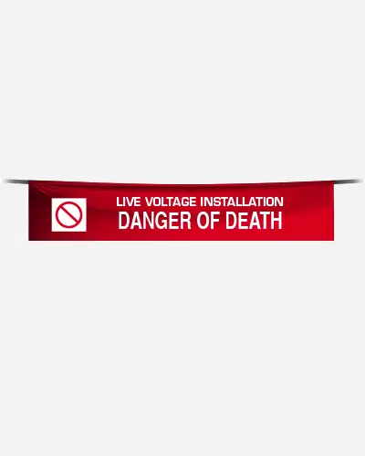 Panneau suspendu "Live voltage…"